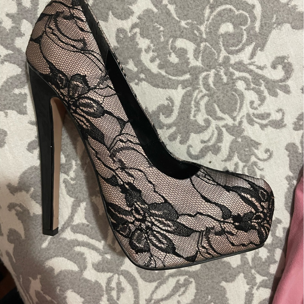 Black and cream Lacey pumps